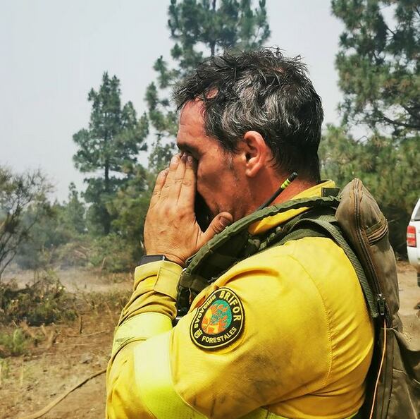 La consejera de Medio Ambiente compartió la imagen de este efectivo de la BRIF exhausto en las labores de extinción del incendio de Tenerife