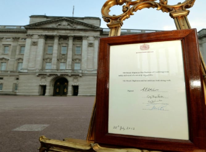 Anuncio oficial del nacimiento del hijo de los duques de Cambridge situado en la explanada del Palacio de Buckingham