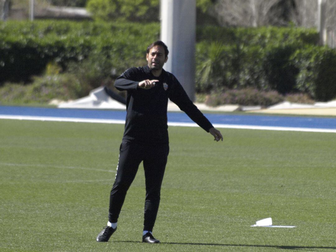 Fran Fernández dirigiendo el entrenamiento.