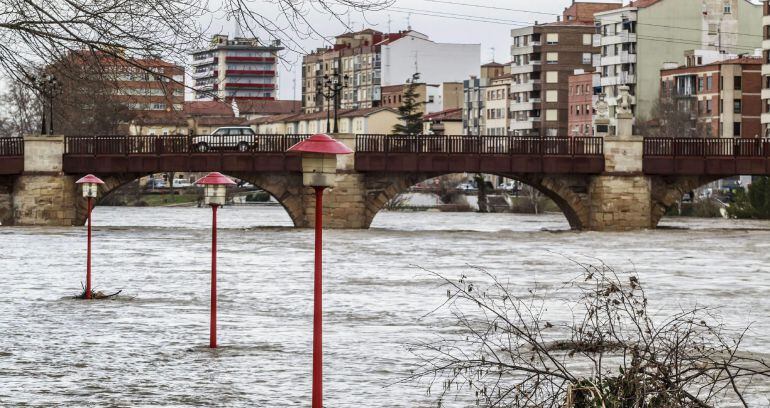 GRA495. MIRANDA DE EBRO, 17/02/2015.- Vista del río Ebro a su paso por Miranda de Ebro (Burgos). El Ebro registrará hoy una nueva crecida que llegará al límite de ordinaria entre Miranda de Ebro (Burgos) y aguas arriba de Castejón (Navarra) debido al aume