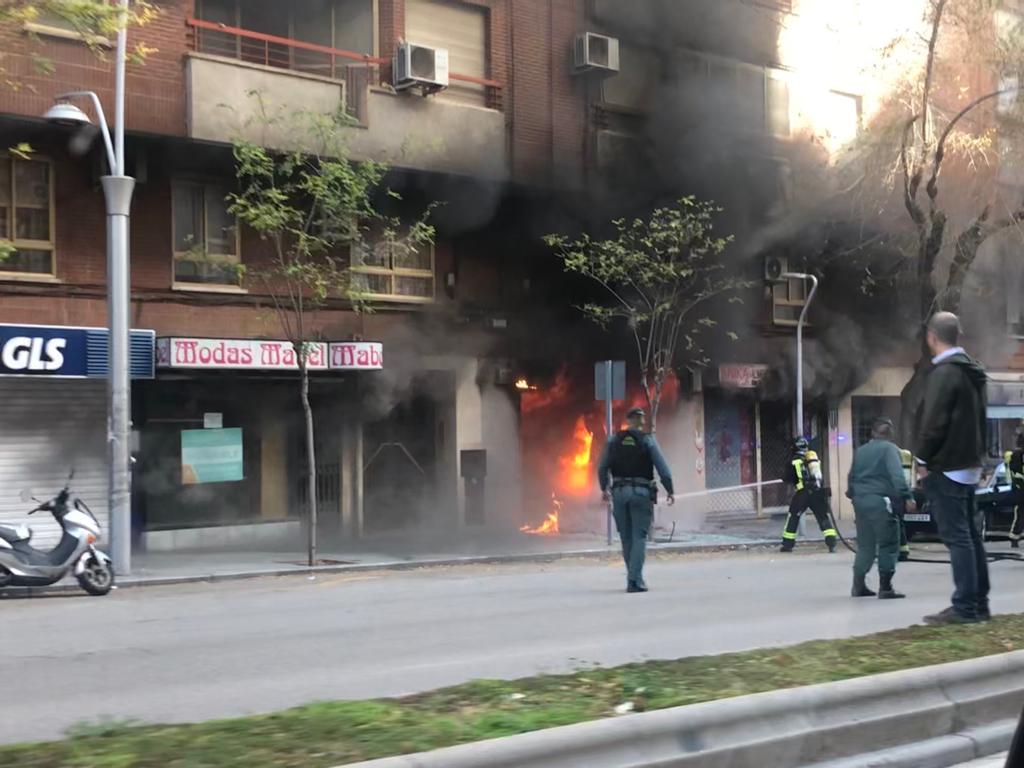 Espectacular incendio en una tintorería de la Avenida de Andalucía de Jaén capital