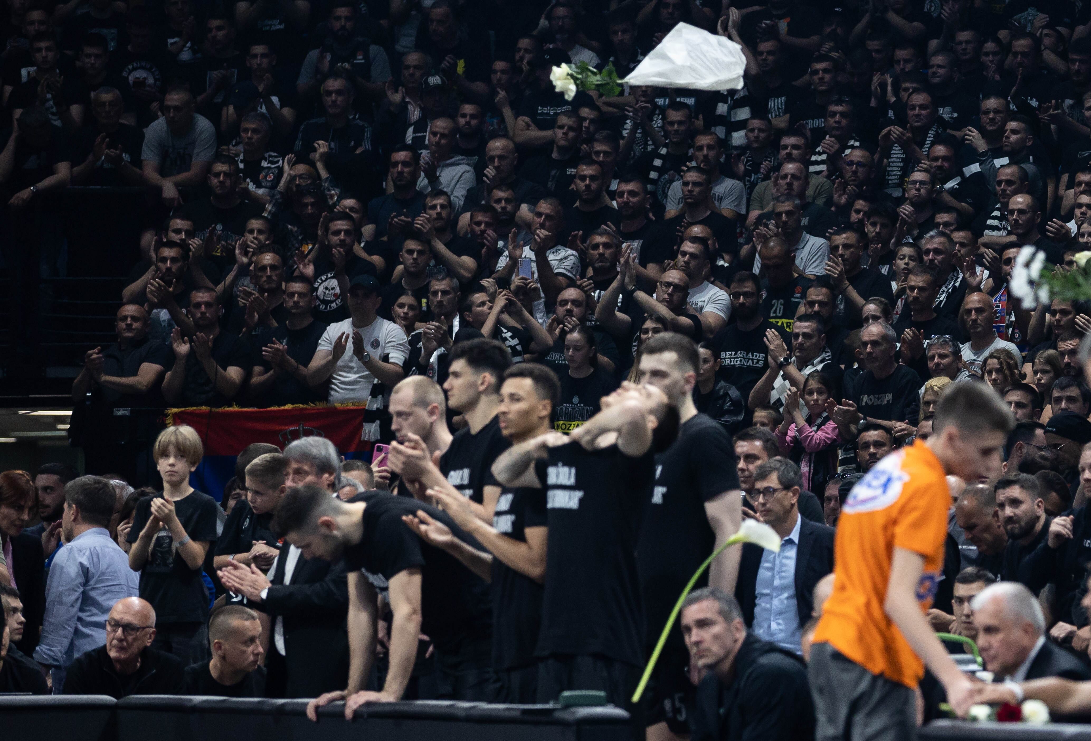 Lluvia de rosas, silencio sepulcral y una ovación sonora: el homenaje del Stark Arena a las 8 víctimas del tiroteo en el colegio de Belgrado. (Srdjan Stevanovic/Euroleague Basketball via Getty Images)