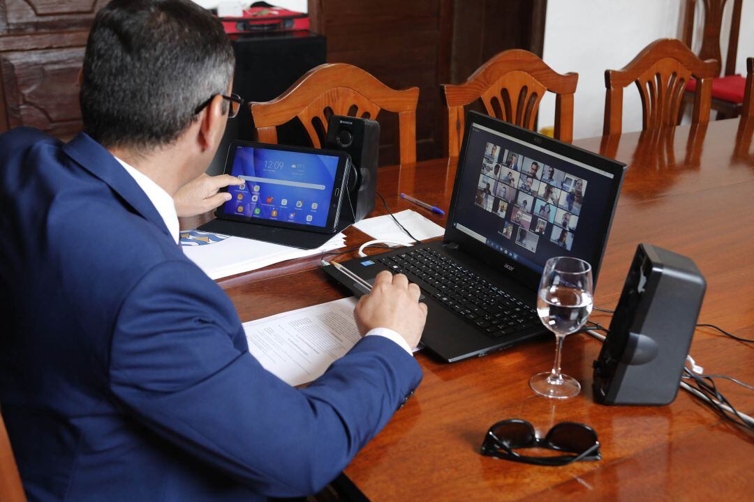 El alcalde de Teguise, Oswaldo Betancort, en un momento del pleno telemático de este miércoles.