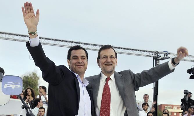 El presidente del Gobierno y líder del Partido Popular, Mariano Rajoy y el presidente del PP andaluz, Juan Manuel Moreno, durante el acto de campaña.