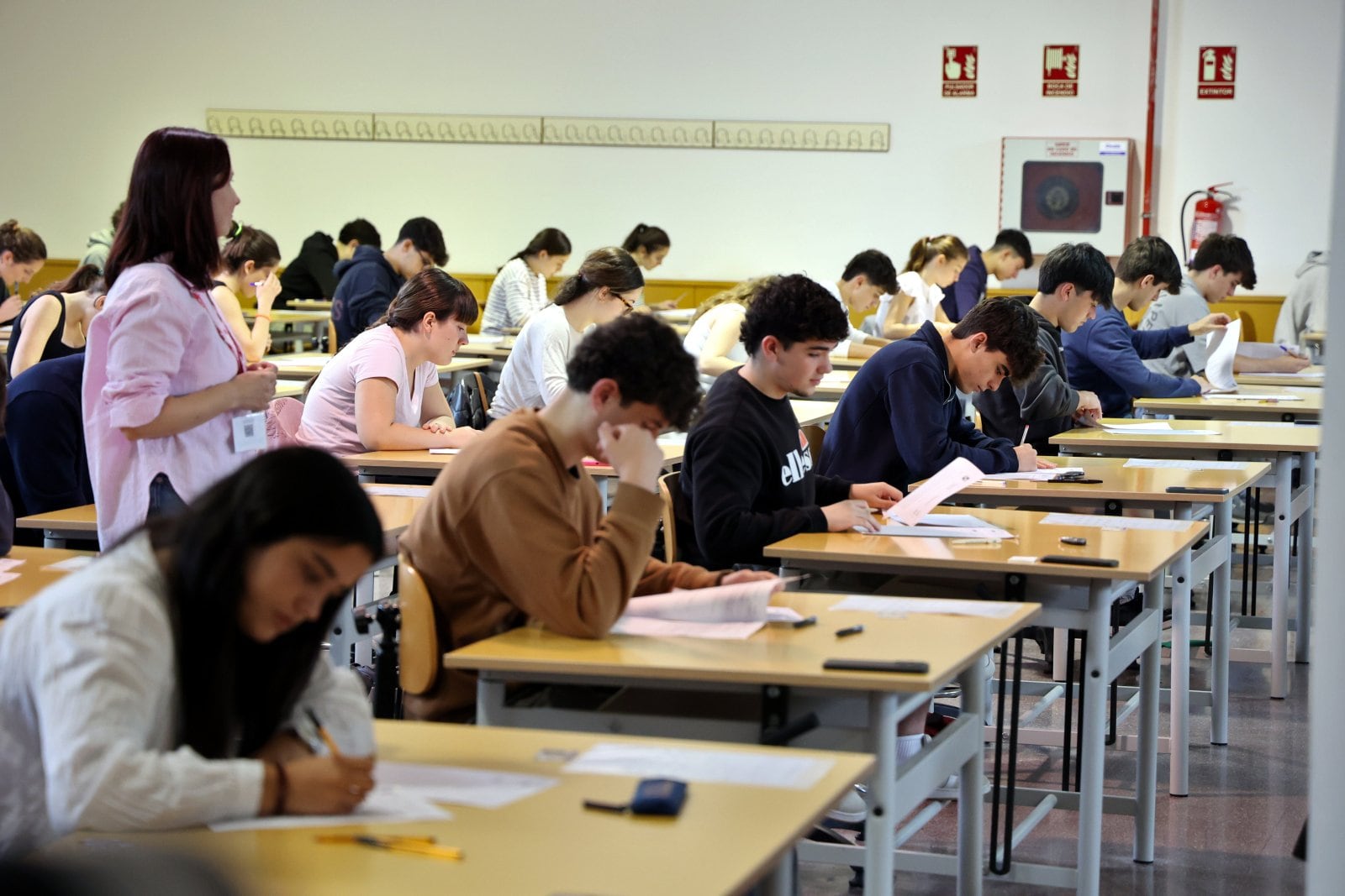 Más de 130 personas atienden en la UBU a los estudiantes que estos días realizan la PAU, que ha comenzado hoy con el examen de Lengua y Literatura