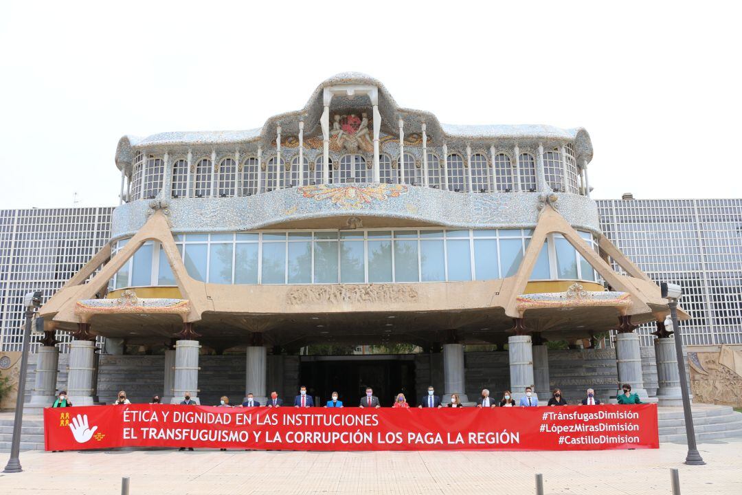 Diputados del PSOE y Ciudadanos (Martínez Vidal y Molina) han desplegado una pancarta contra el transfuguismo y la corrupción frente al edificio de la Asamblea 