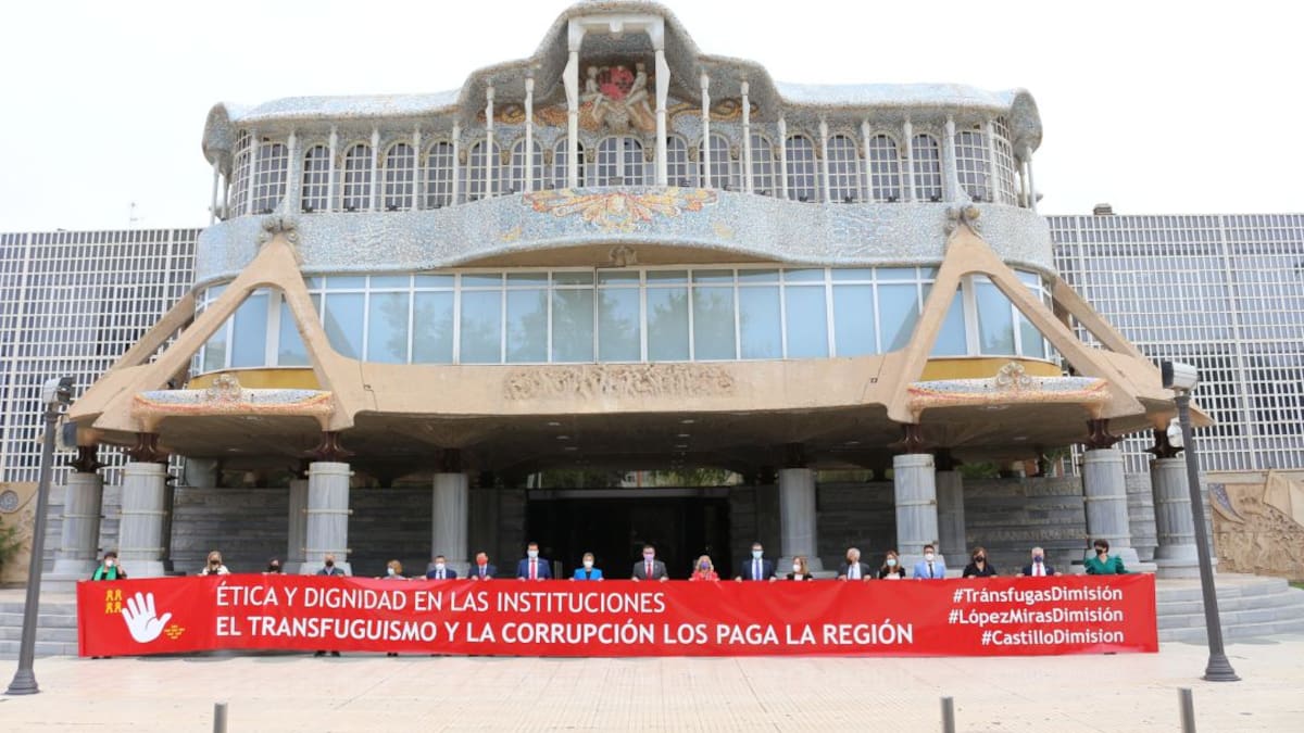 Las turbulencias políticas marcan el primer pleno ordinario de la Asamblea Regional en un mes