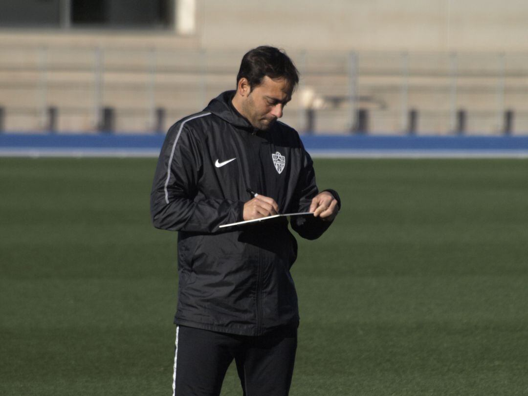 Fran tomando apuntes en el campo Anexo.