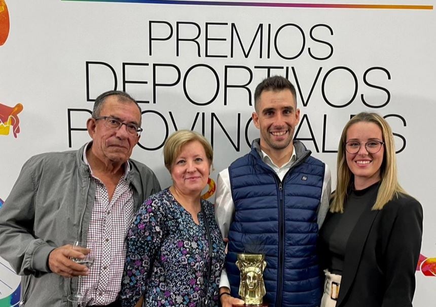 Felipe Orts, junto a su familia, con el premio al mejor deportista de Alicante