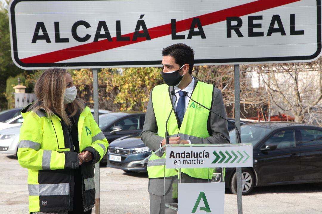 Marifrán Carazo, consejera de fomento, junto a Marino Aguilera, alcalde de Alcalá la Real