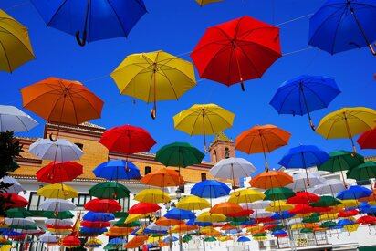 Sombrillas en la plaza de Torrox