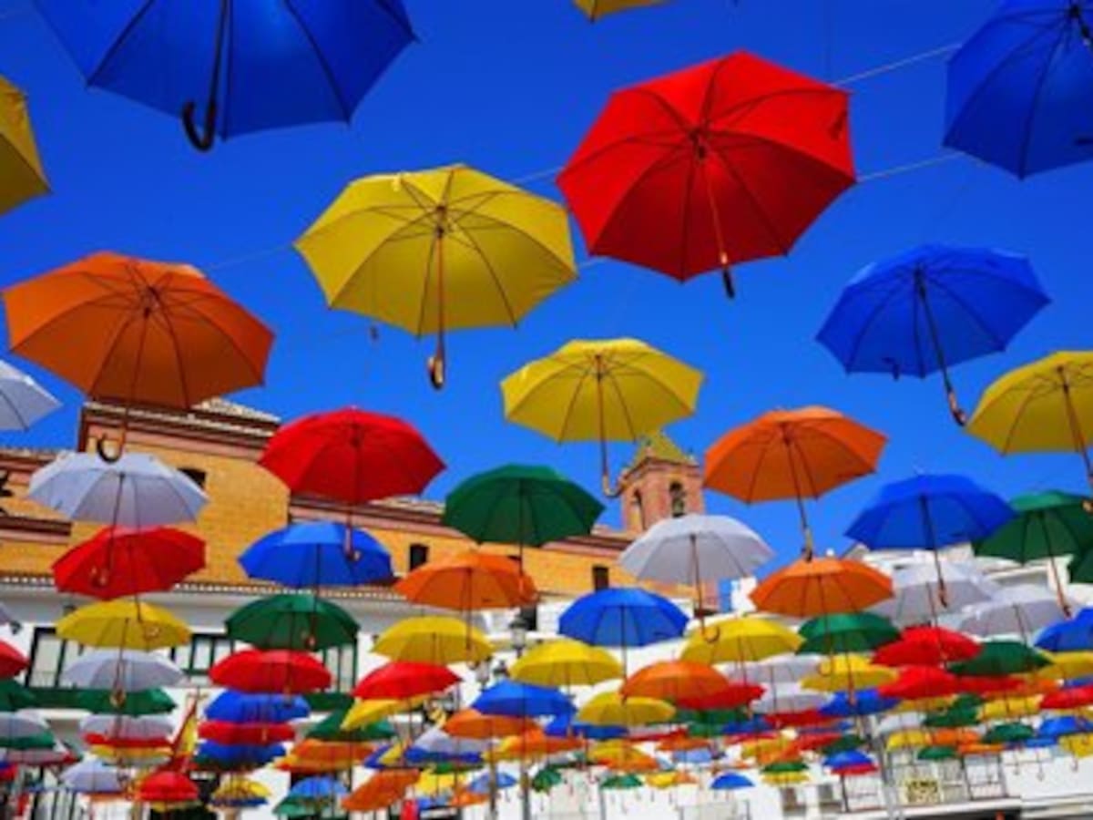 Torrox vuelve a colocar sus 600 sombrillas en la plaza: "Es uno de los principales reclamos turísticos"
