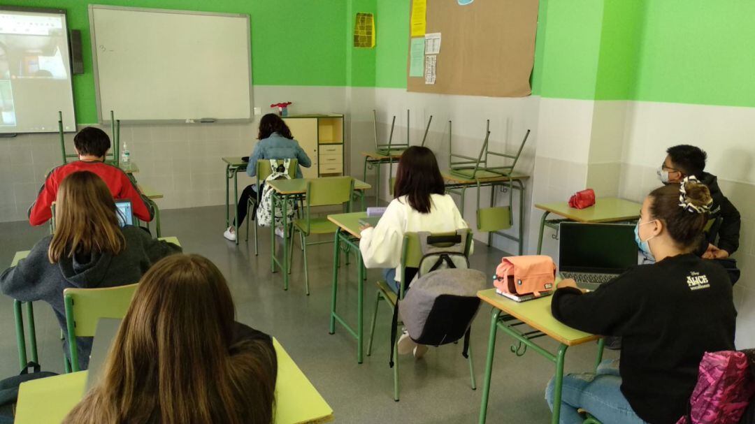 Alumnos del IES Ramón Arcas, en su primera clase presencial esta mañana
