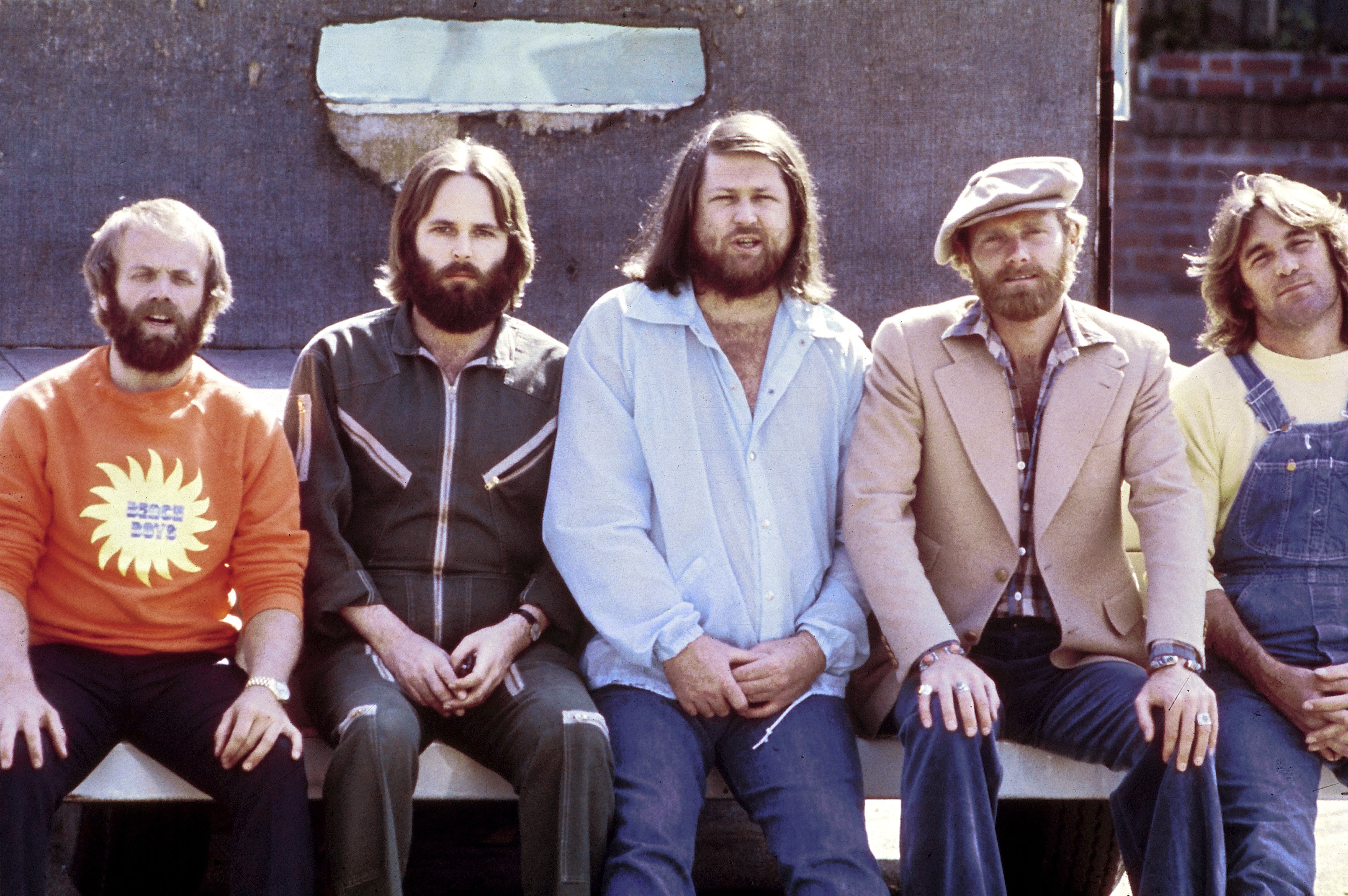 Una foto de Los Beach Boys en enero de 1976. Brian Wilson, en el centro de la imagen