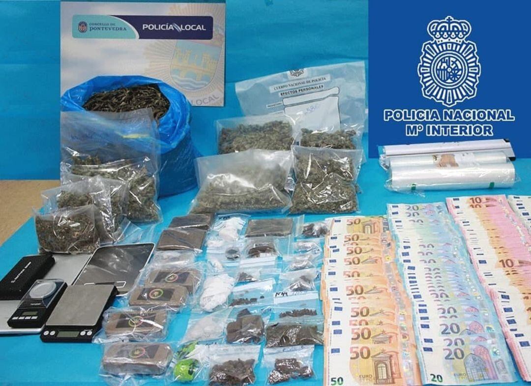 La incautación de los siguientes efectos: 4.418,51 euros, 1071,63 gramos de hachís, 2.455,52 gramos de marihuana, 16,18 gramos de MDMA, tres terminales móviles, una tablet, una envasadora al vacío, cuatro básculas de precisión, y diversos útiles para la manipulación de las sustancias estupefacientes