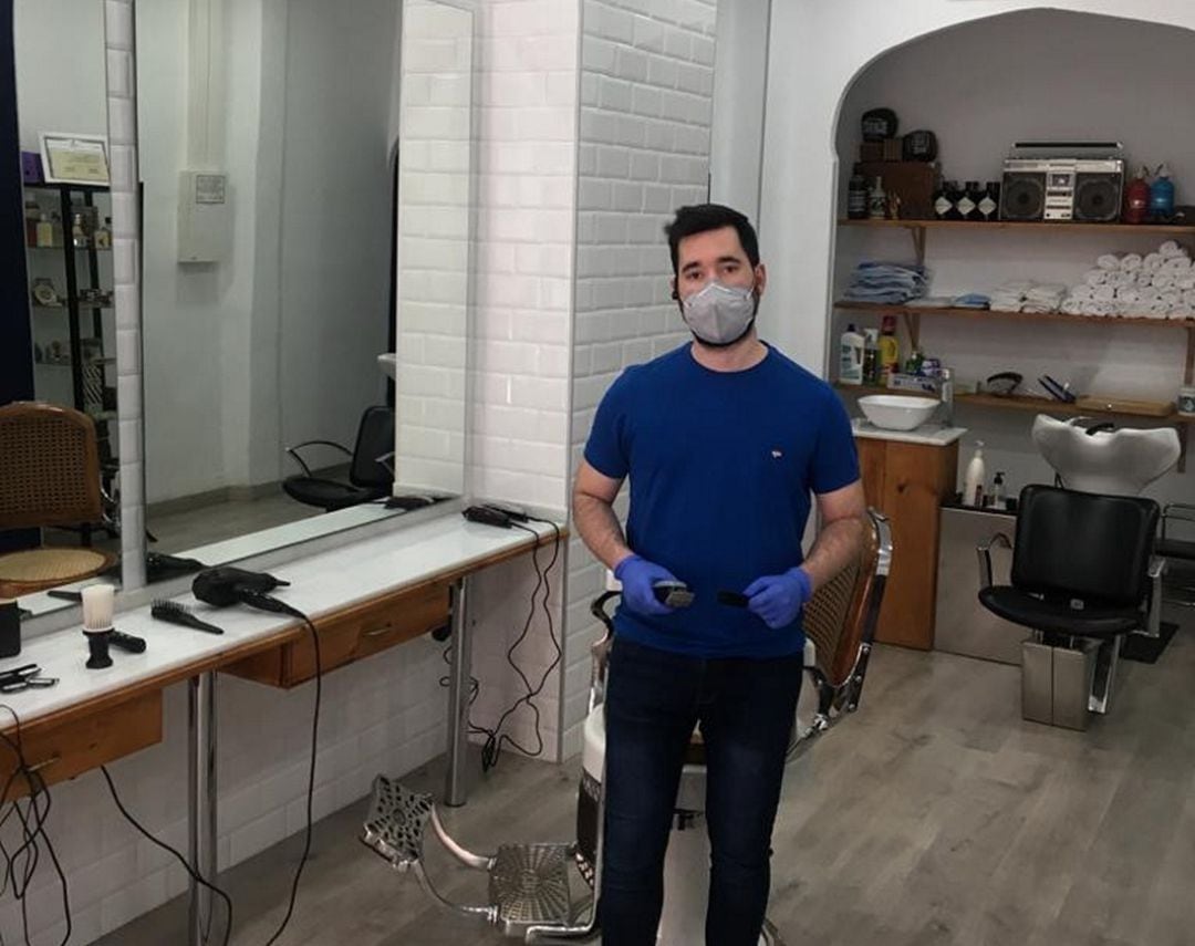 La Barbería Almenara del centro de Gandia abre de nuevo