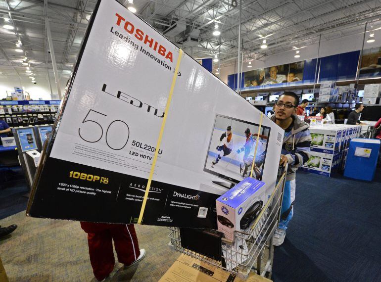 Un comprador con una televisión en una tienda de electrónica, aprovechando los descuentos de un Black Friday. EFE/Archivo