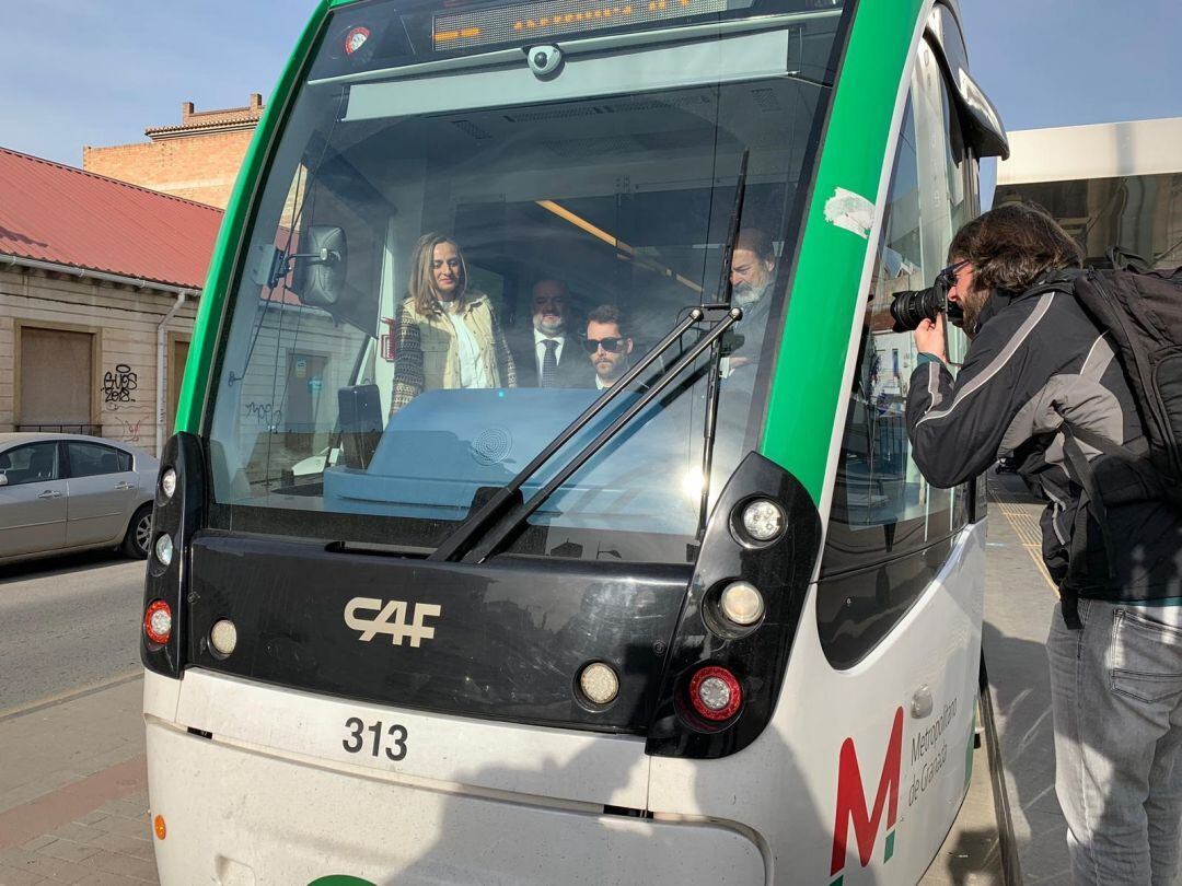 La consejera de Fomento, Marifran Carazo, inicia un viaje en el metro de Granada