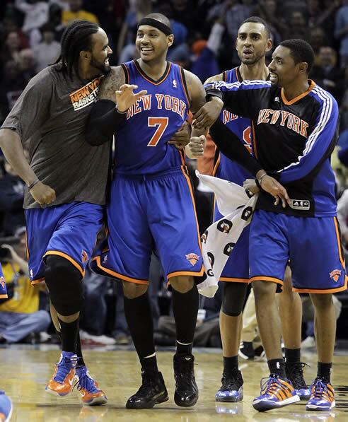 El jugador Carmelo Anthony, de los Knicks de Nueva York, es felicitado por sus compañeros tras realizar la anotación ganadora ante los Grizzlies de Memphis