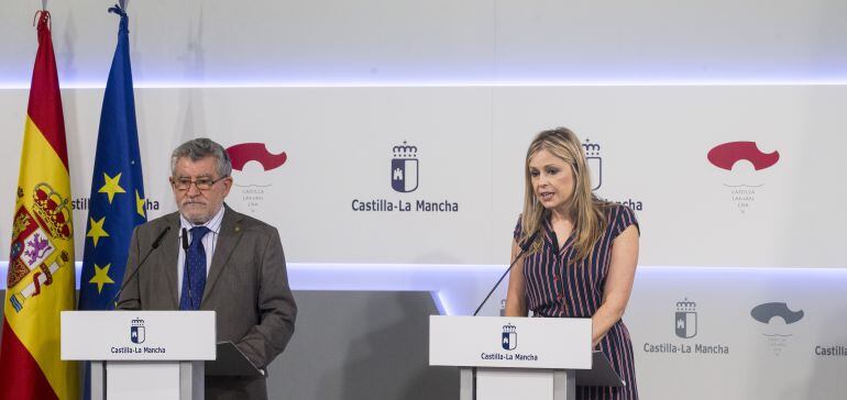 Ángel Felpeto (derecha) y Elena de la Cruz (izquierda) durante la rueda de prensa para informar de la ampliación del convenio sobre red.es