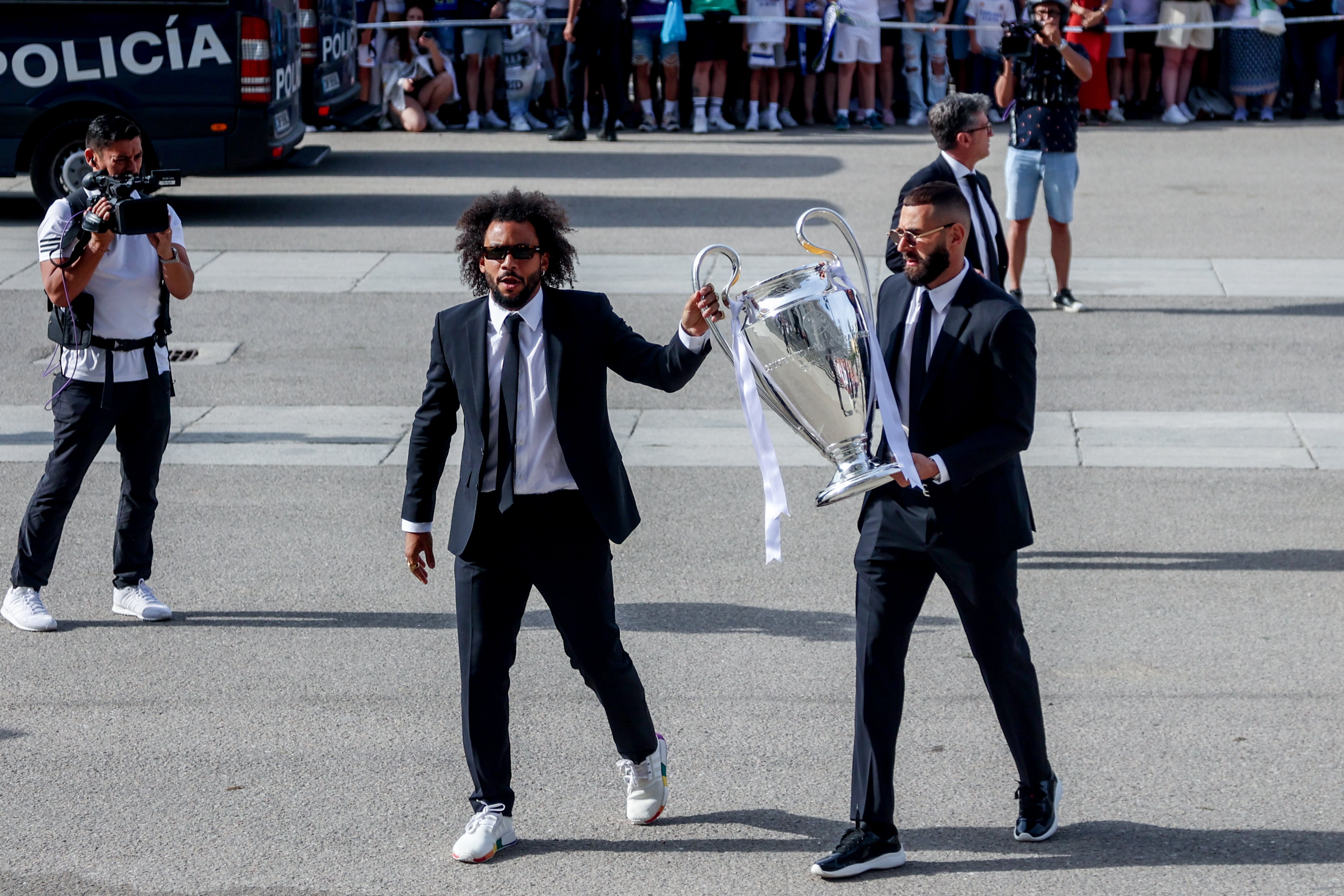 Karim Benzema y Marcelo en la Catedral de la Almudena con el trofeo de la Champions