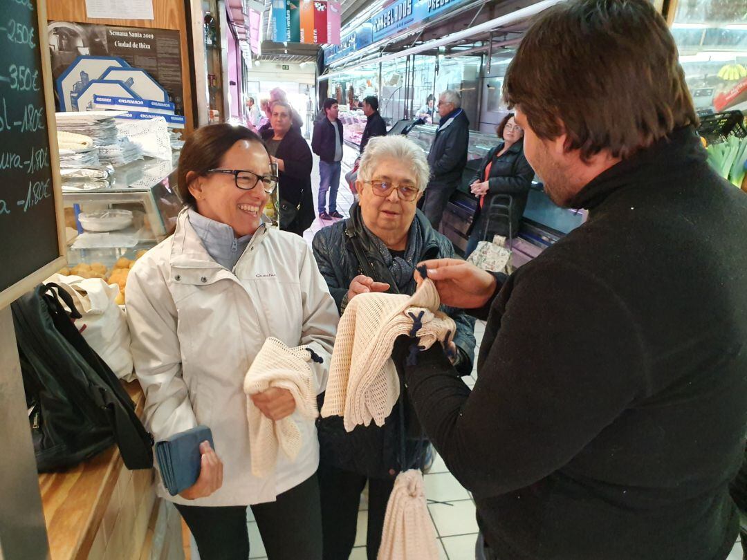 Reparto de bolsas en los mercados este sábado