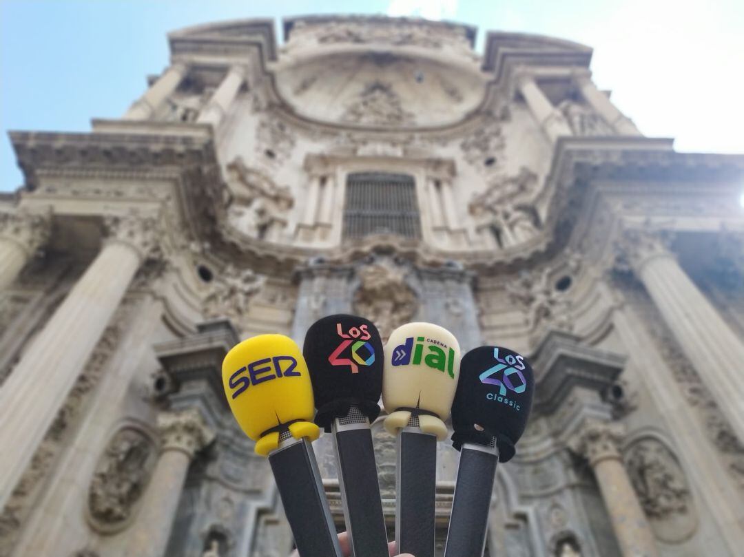 Los micrófonos de las emisoras de PRISA Radio en la Catedral de Murcia