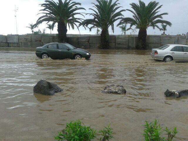 Calle de Arrecife inundada por la lluvia.