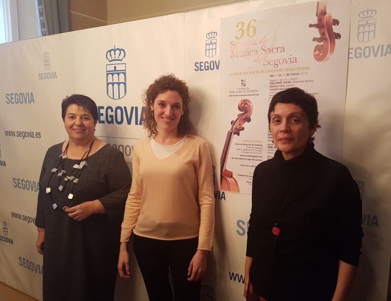 La alcaldesa Clara Luquero y la concejala de cultura Marifé Moreno flanquean a la Noelia Gómez nueva coordinadora de la Fundación D. Juan de Borbón que ha presentado la 36 Semana de Música Clásica
