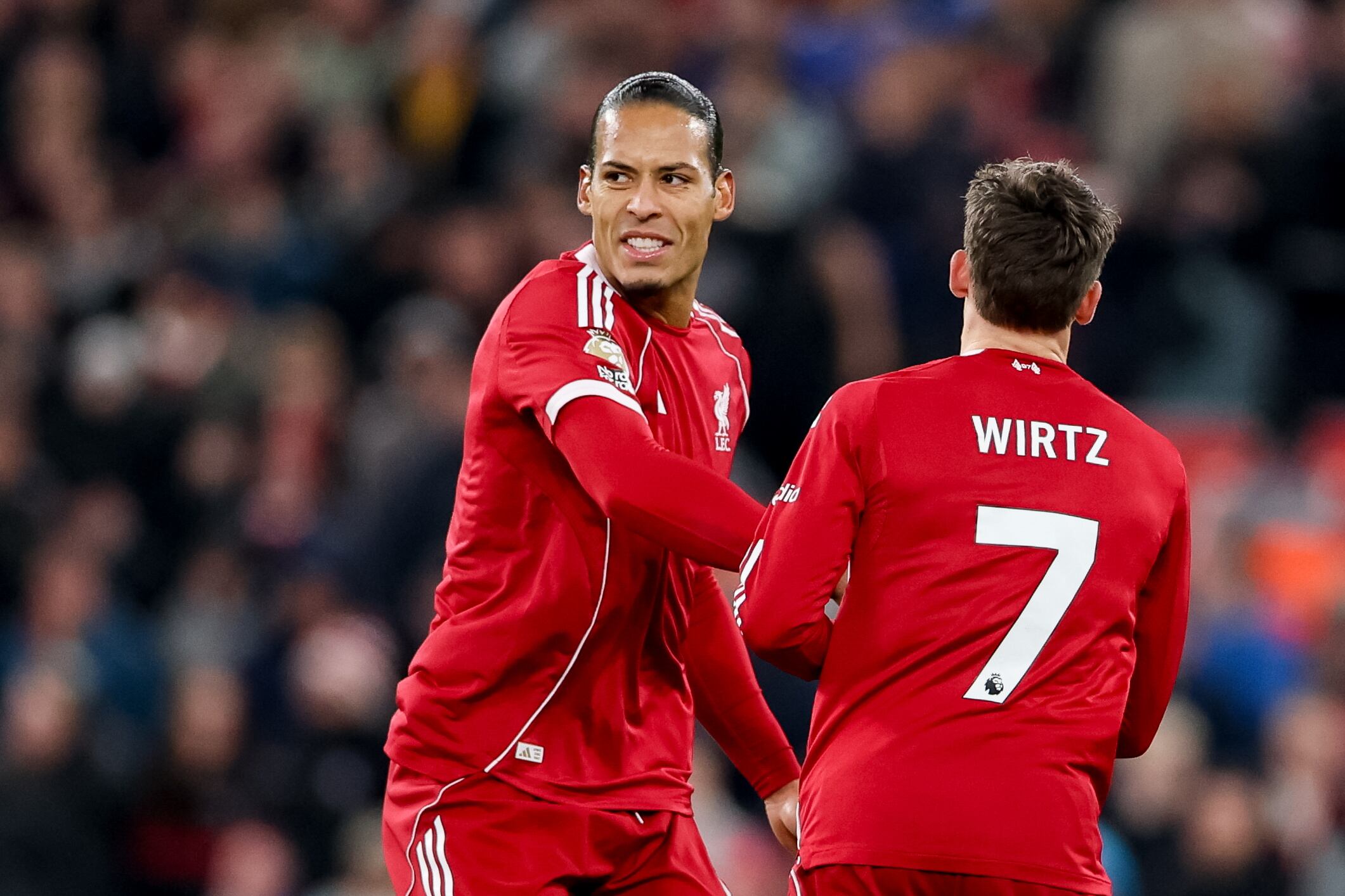 Van Dijk y Wirtz celebran el tanto del alemán