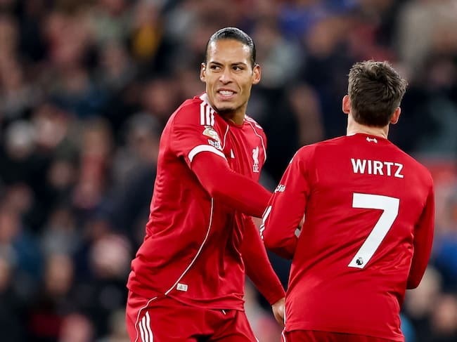 Van Dijk y Wirtz celebran el tanto del alemán