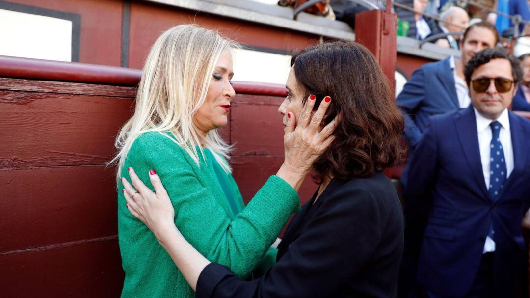 Cristina Cifuentes e Isabel Díaz Ayuso se saludan en la plaza de toros de Las Ventas.