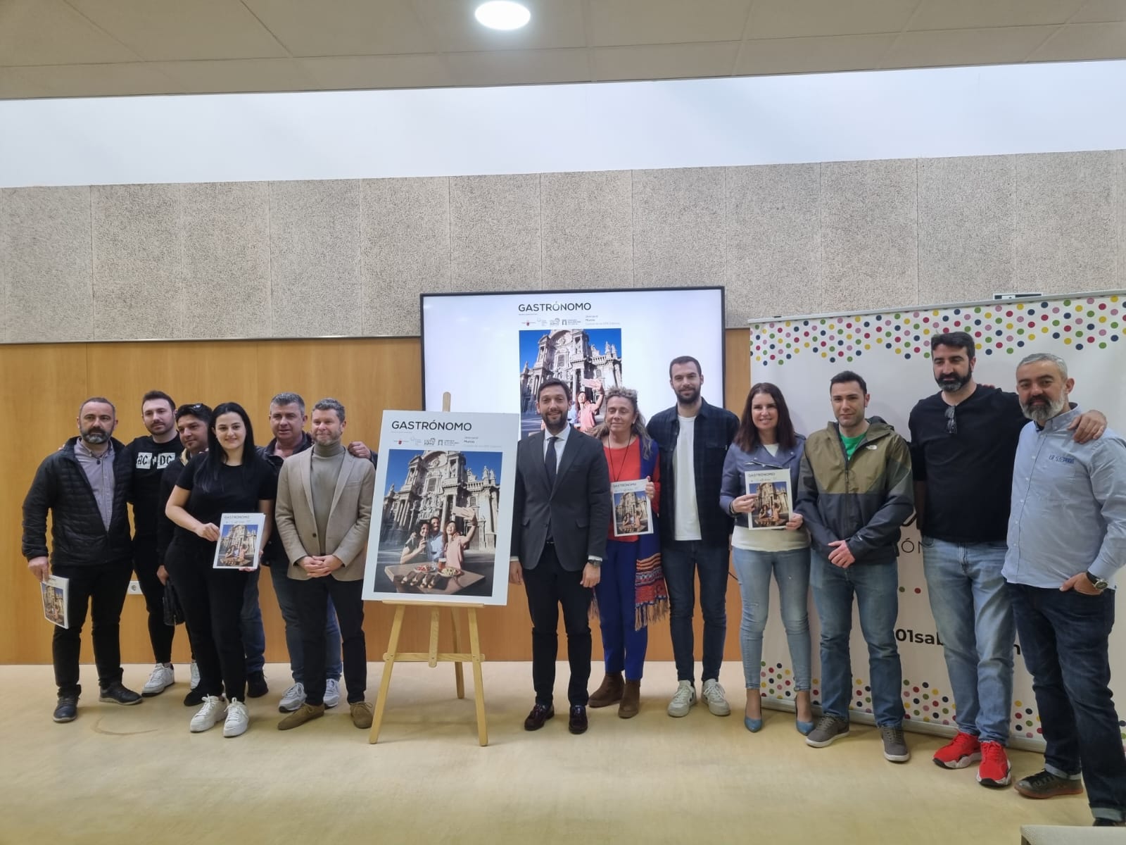 El director del Itrem junto a al director de la Revista Gastrónomo, Joaquín Reyes y representantes de los restaurantes que ostentan el Sello de Calidad Turística ‘1001 Sabores’ de la ciudad de Murcia