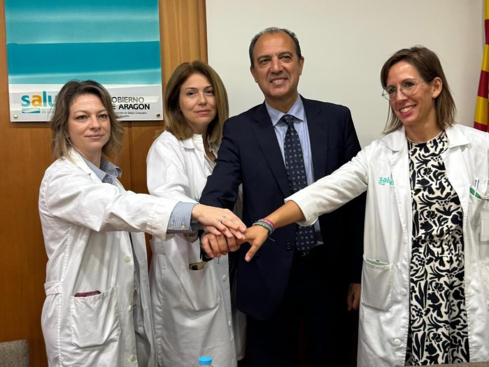 El consejero José Luis Bancalero con la directora del Hospital, Elena Castellar; la gerente del Sector de Barbastro, Raquel Genzor, y la directora de Enfermería, Beatriz González.