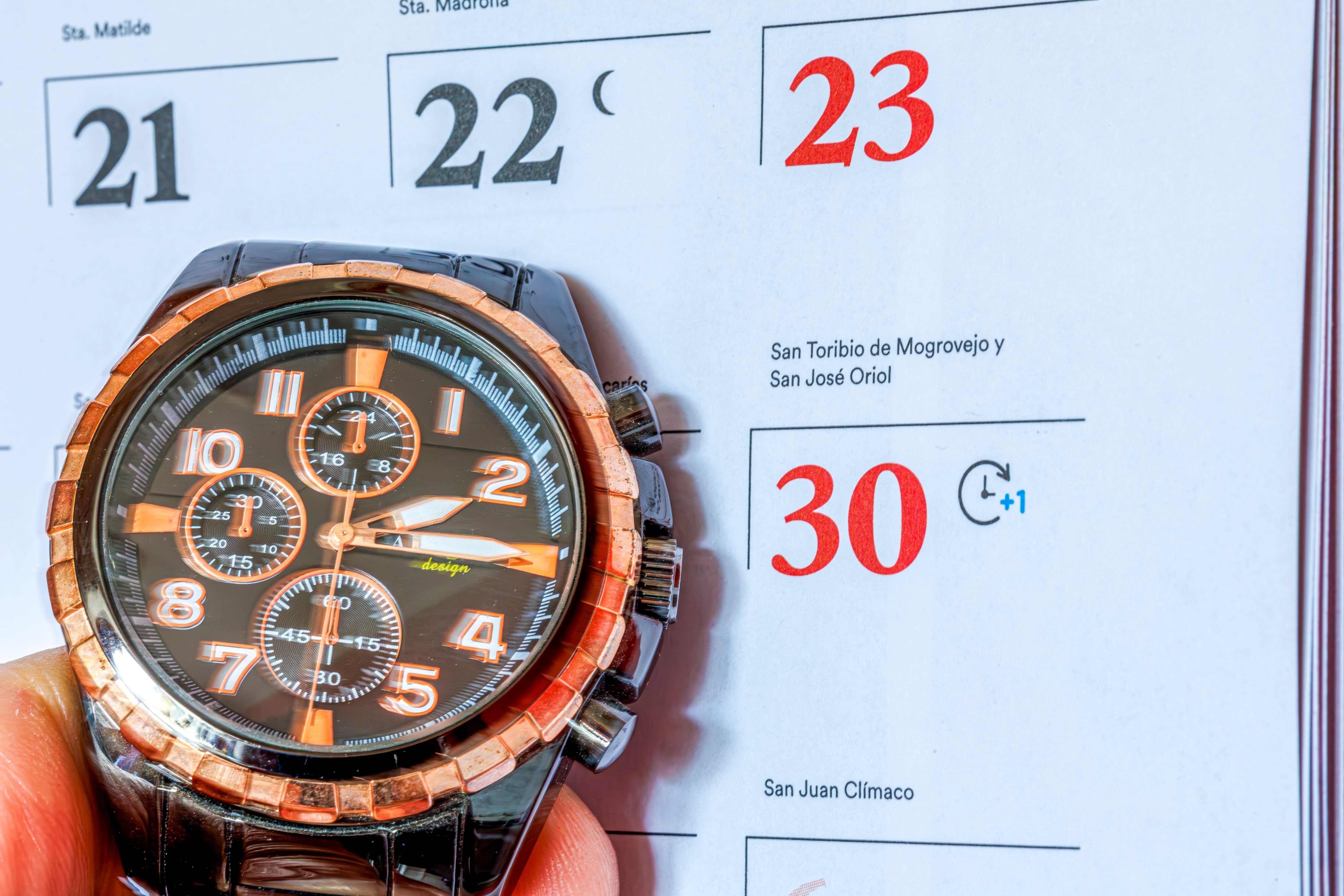 ZARAGOZA, 28/03/2025.- El horario de verano en España entrará en vigor durante la madrugada que va del próximo sábado al domingo. A las dos de la mañanadel domingo, los relojes se adelantan una hora. EFE/JAVIER BELVER