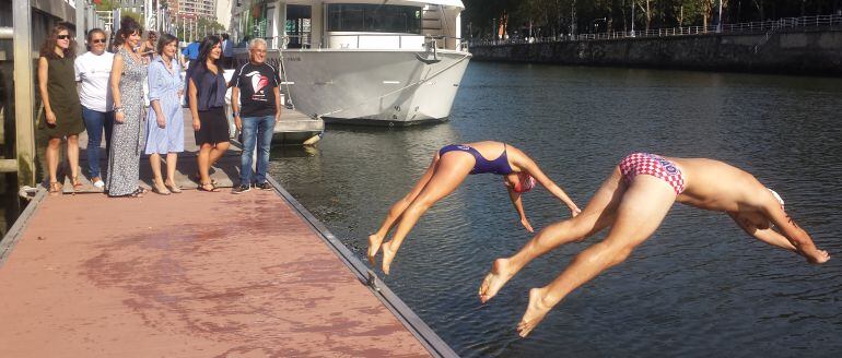 Dos nadadores se lanzan a la ría durante la presentación de la 77ª edición de la Travesía a Nado