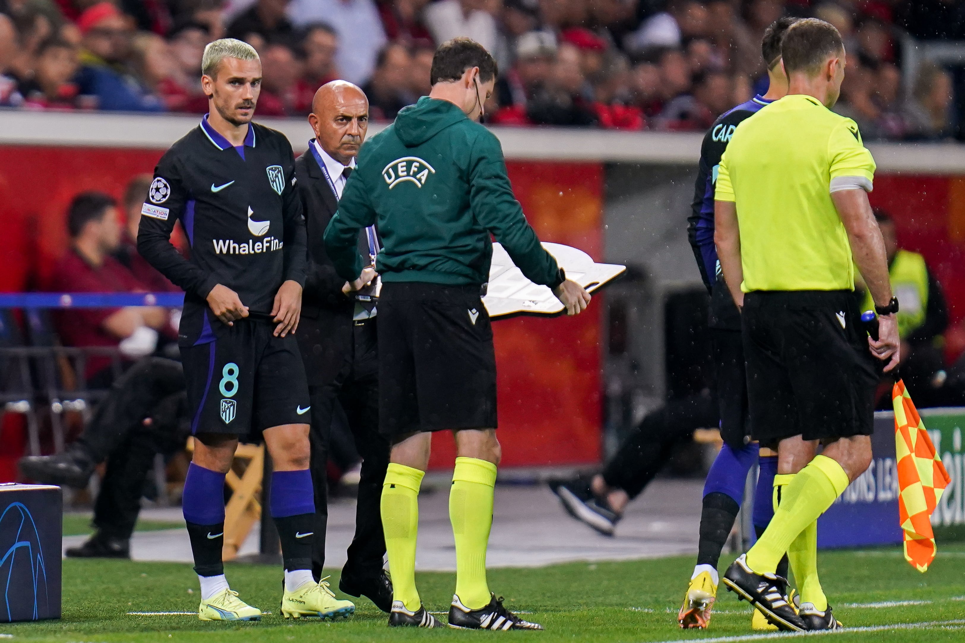 Antoine Griezmann, antes de ingresar al terreno de juego en el BayArena.