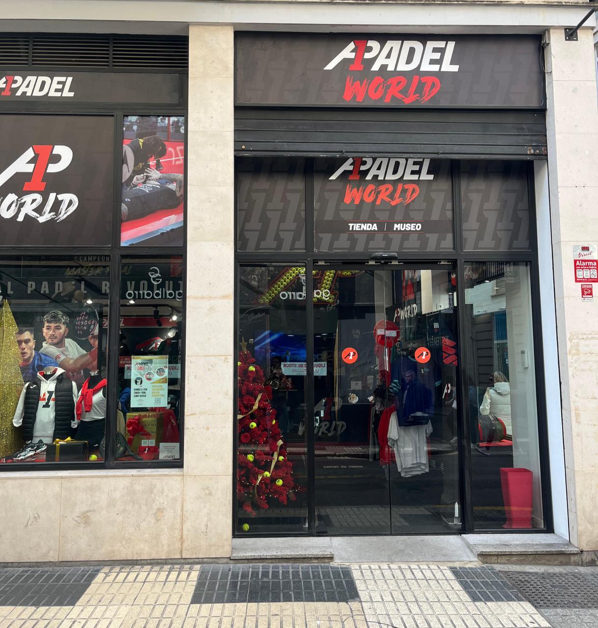 Entrada de A1Padel en la calle Méndez Núñez