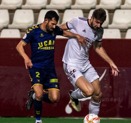 Tekio disputando el balón