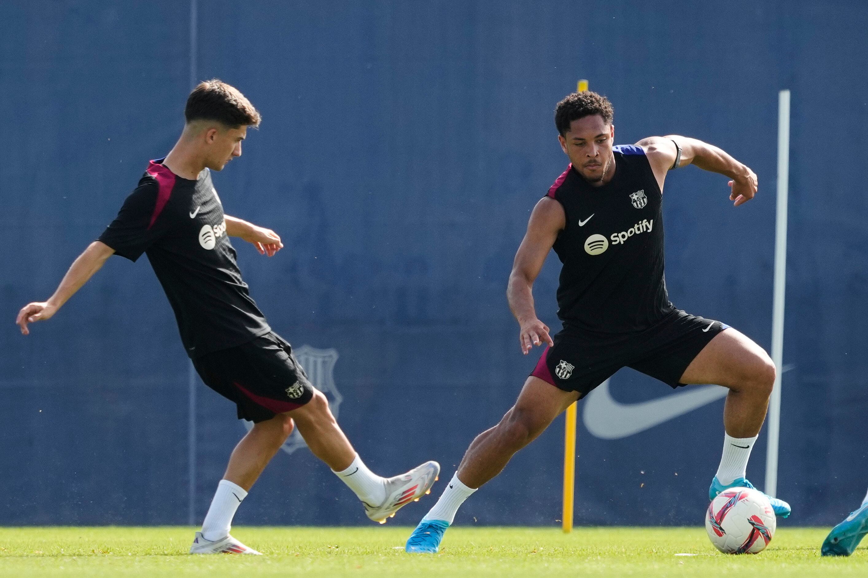 GRAFCAT6779 Sant Joan Despí (BARCELONA).- El jugador brasileño del FC Barcelona, Vitor Roque (d), durante la sesión matinal de entrenamiento del primer equipo efectuado este viernes en la Ciudad Deportiva Joan Gamper. EFE/Alejandro García.
