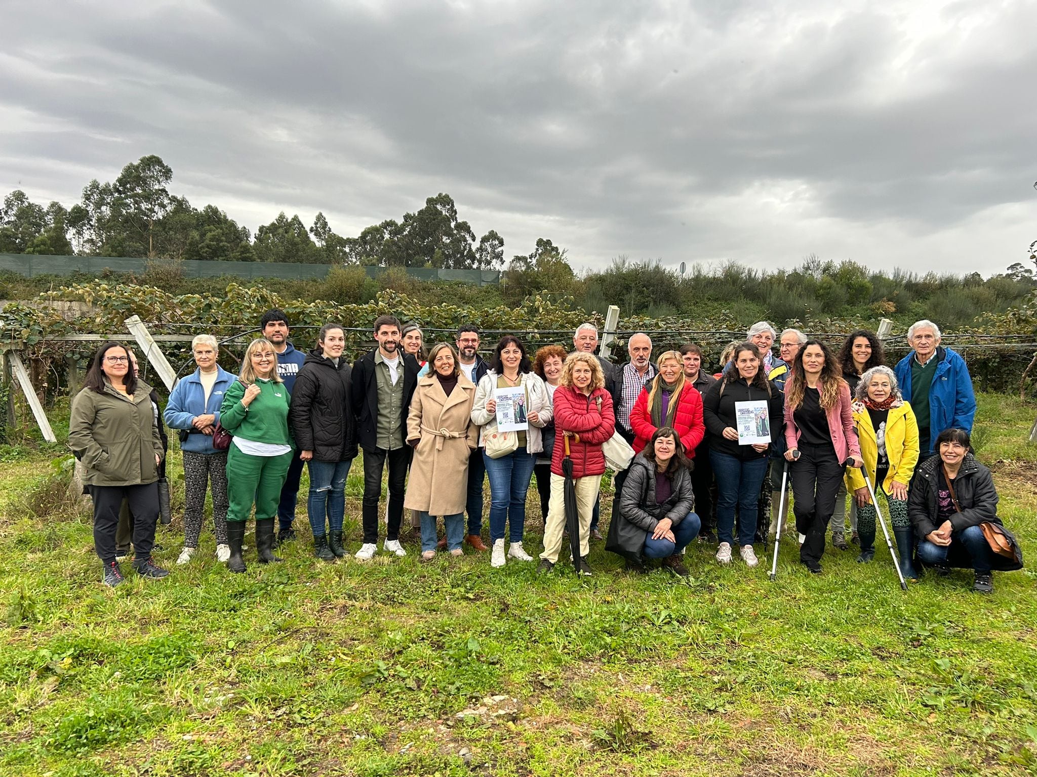 Presentación de la plantación en Tomiño de kiwi ecológico de la arquitecta Cecilia Portela (en muletas)