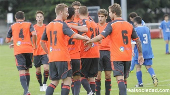 Los jugadores de la Real Sociedad celebran la victoria en su primer amistoso ante el Tolosa