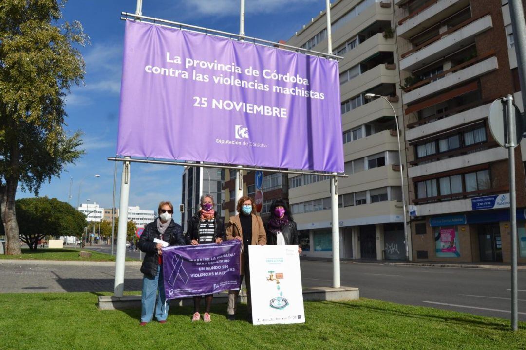 Alba Doblas, junto a representantes de la Plataforma Cordobesa contra la Violencia de Género.