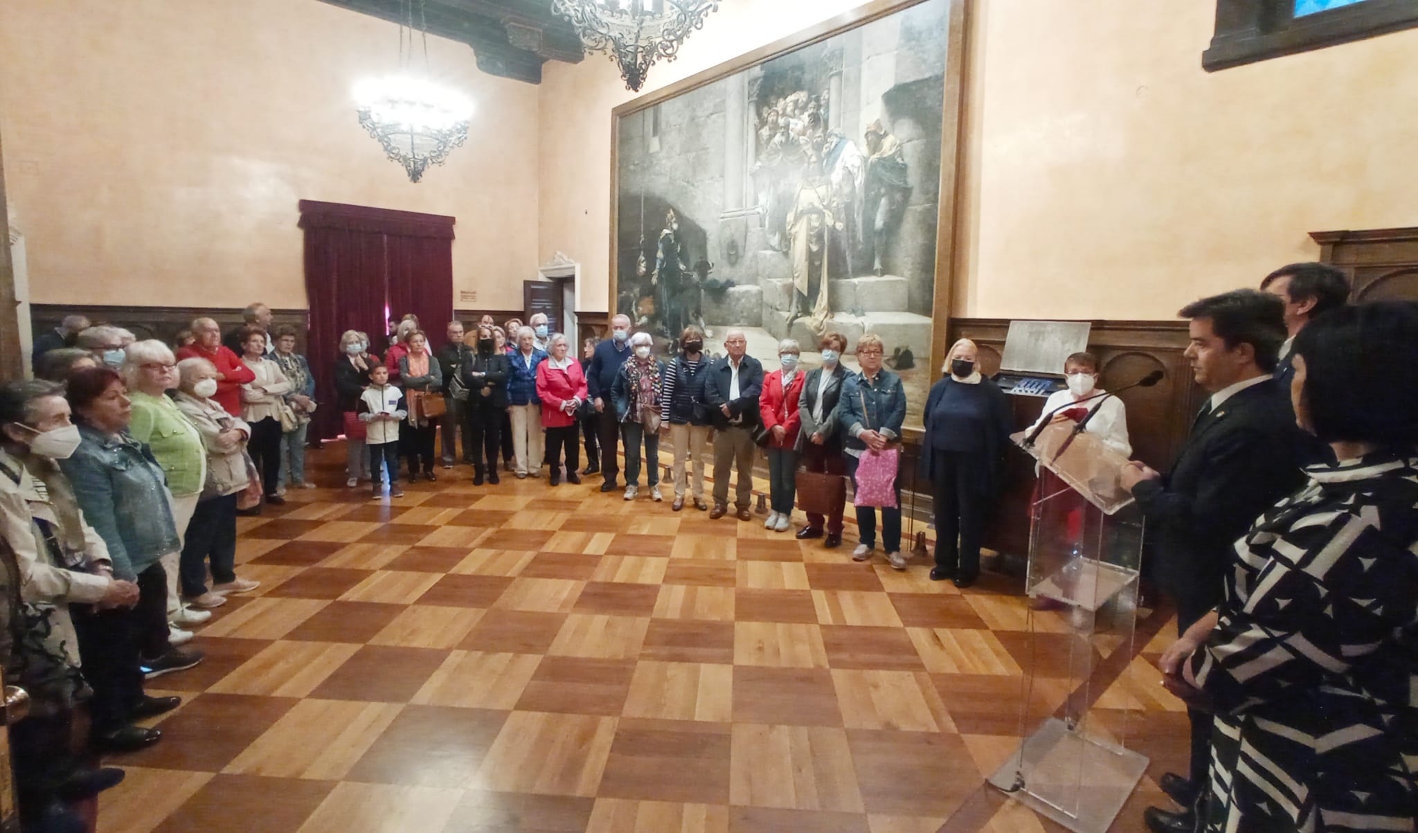 El alcalde de Huesca recibía a los mayores en el Salón del Justicia