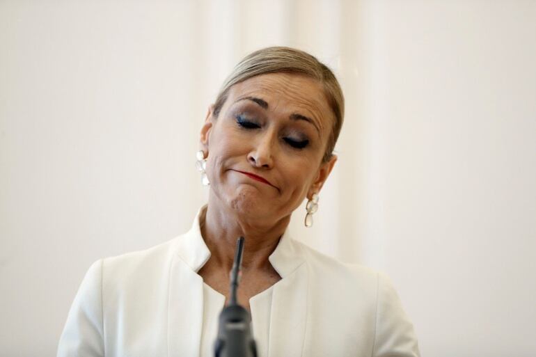  Cristina Cifuentes durante la rueda de prensa en la que ha anunciado su dimisión. 