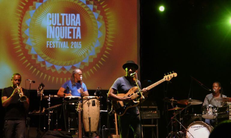 Marcus Miller y su banda sobre el escenario del Cultura Inquieta.