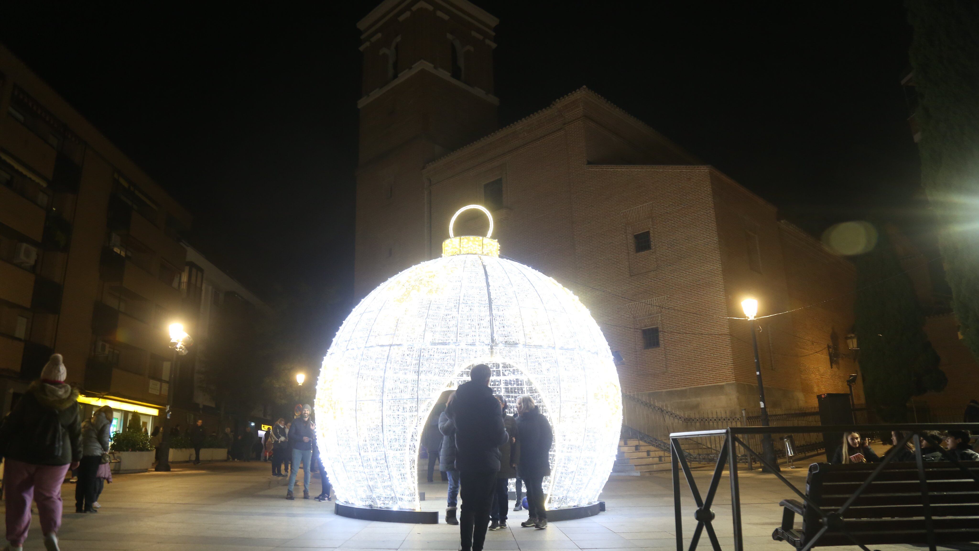 Los montajes luminiscentes son protagonistas en las calles de Leganés