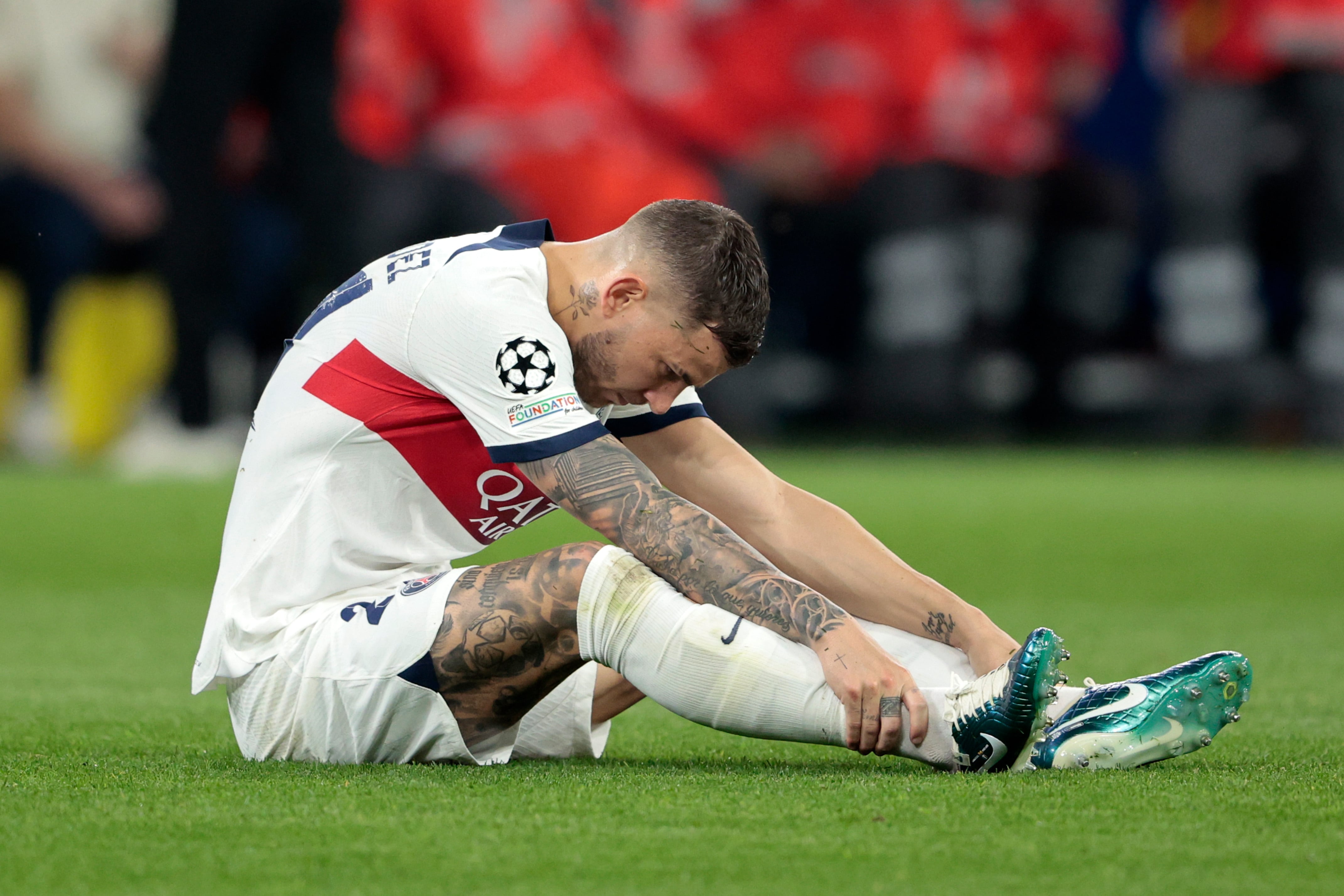 Lucas Hernández, en el césped del Signal Iduna Park tras caer lesionado