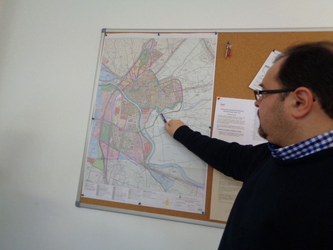 Eusebio Martín muestra en el plano el posible trazado de la ronda interna