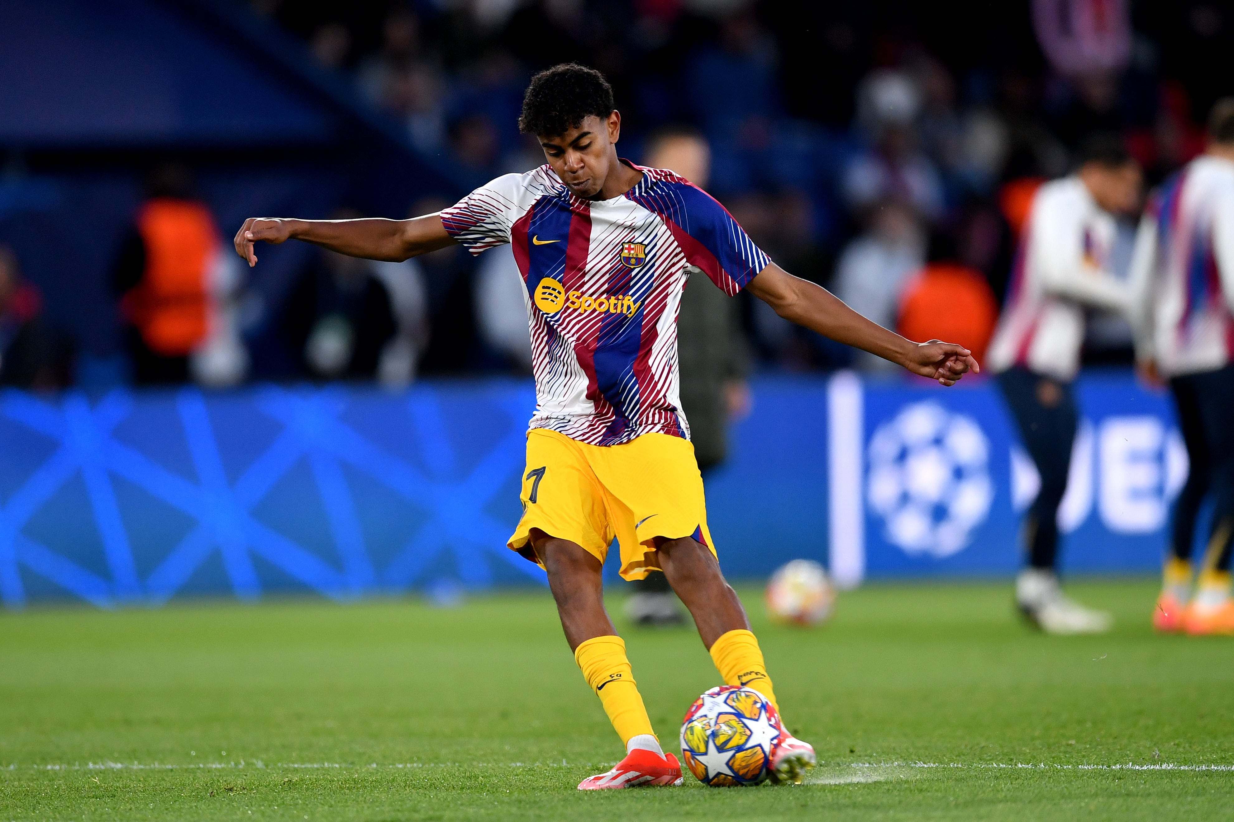 Lamine Yamal, durante el calentamiento. (Valerio Pennicino - UEFA/UEFA via Getty Images)